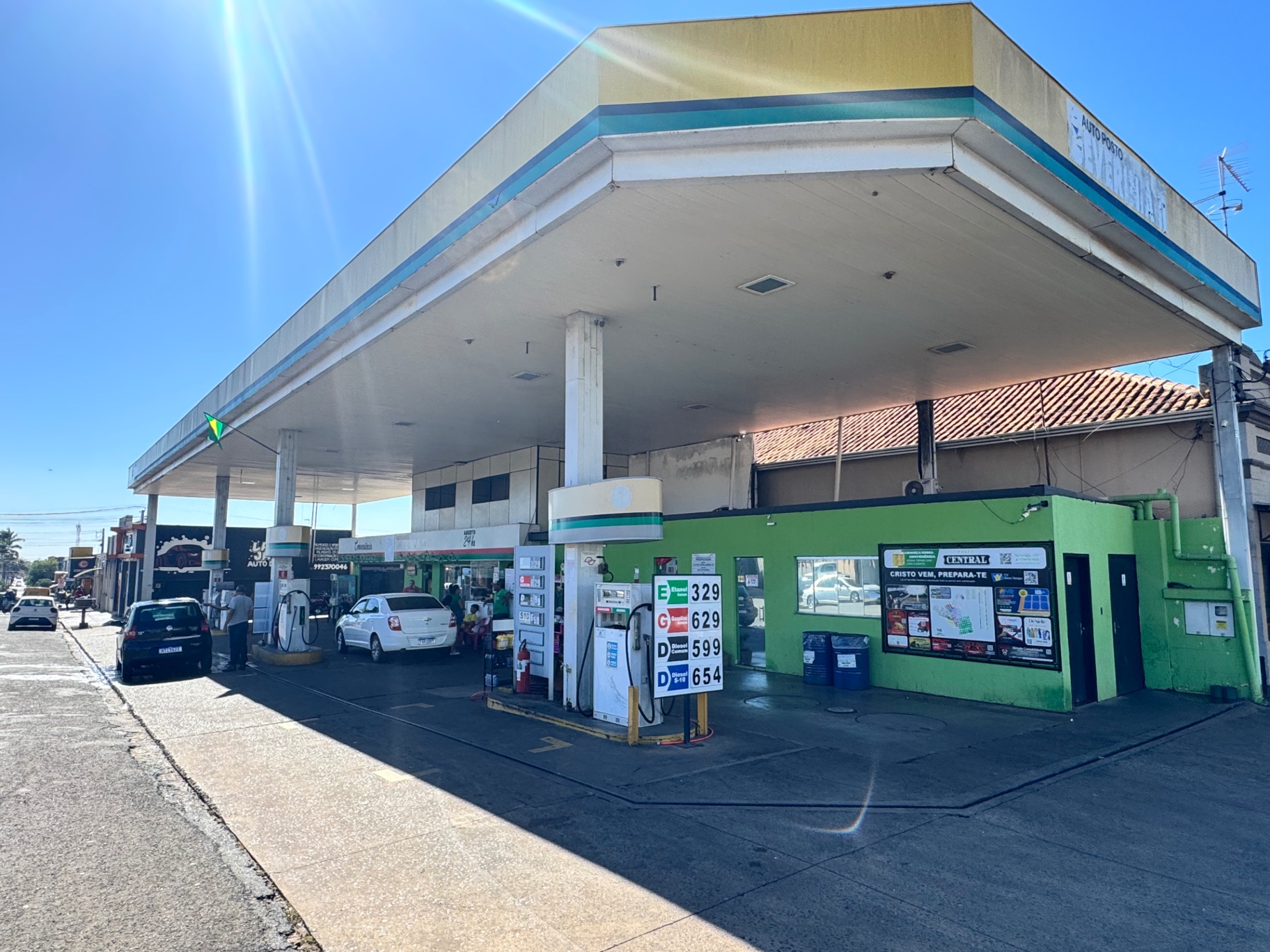 Fachada do Auto Posto Central em Severínia com bombas e placa de preços