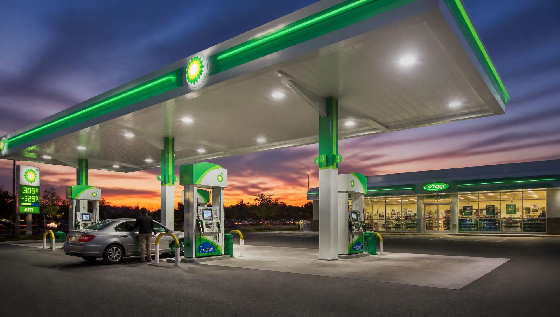 Auto Posto Central iluminado à noite em Severínia